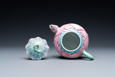 Une th&eacute;i&egrave;re couverte en forme de lotus en porcelaine de Chine famille rose, Yongzheng
