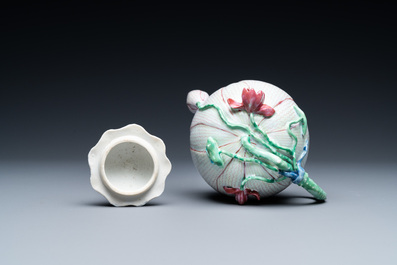 Une th&eacute;i&egrave;re couverte en forme de lotus en porcelaine de Chine famille rose, Yongzheng
