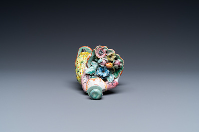 Une figure d'une vendeuse de fleurs aux seins nus en fa&iuml;ence polychrome de Delft petit feu, 18&egrave;me