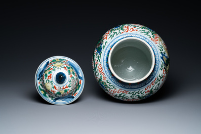 Un vase couvert en porcelaine de Chine wucai &agrave; d&eacute;cor de dragons, &eacute;poque Transition