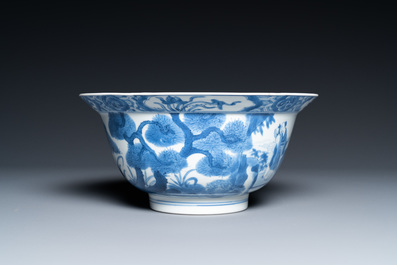 Een Chinese blauw-witte 'klapmuts' kom, Kangxi merk en periode