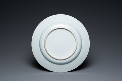 Un grand plat en porcelaine de Chine famille rose &agrave; d&eacute;cor de fumeurs de pipe au bord d'une fleuve, Yongzheng