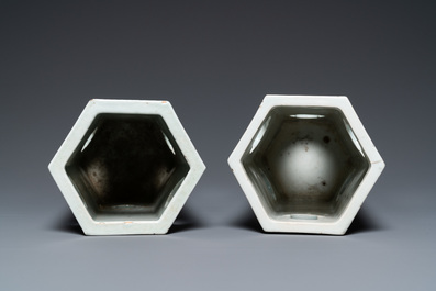 Twee Chinese blauw-witte hexagonale hoedensteunen met landschappen, 19e eeuw