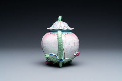 Une th&eacute;i&egrave;re couverte en forme de lotus en porcelaine de Chine famille rose, Yongzheng