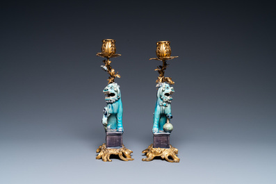 Une paire de lions bouddhistes en porcelaine de Chine en turquoise et aubergine mont&eacute;s comme cand&eacute;labres en bronze dor&eacute;, Kangxi et 19&egrave;me