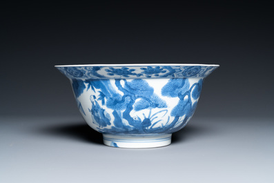 Een Chinese blauw-witte 'klapmuts' kom, Kangxi merk en periode