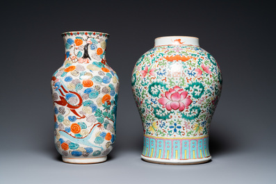 Een Chinese famille verte vaas en een famille rose vaas met houten deksel en sokkel, 19e eeuw