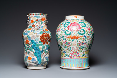 Een Chinese famille verte vaas en een famille rose vaas met houten deksel en sokkel, 19e eeuw