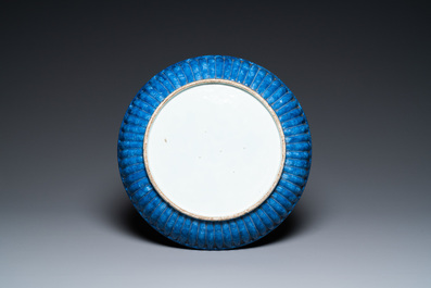 Een Chinese geribde blauw-witte schotel met een geleerde en zijn student, 19e eeuw