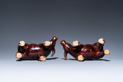Une paire de groupes figurant des gar&ccedil;ons sur un buffle en biscuit &eacute;maill&eacute; vert, Kangxi