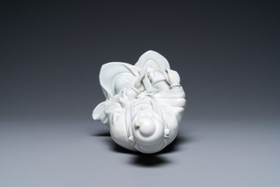 Een Chinese Dehua blanc de Chine figuur van Guanyin op houten sokkel, 19/20e eeuw