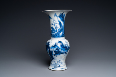 Un vase de forme 'yenyen' en porcelaine de Chine en bleu et blanc, Kangxi