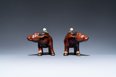 Une paire de groupes figurant des gar&ccedil;ons sur un buffle en biscuit &eacute;maill&eacute; vert, Kangxi