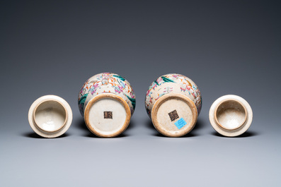 Deux vases couverts en porcelaine de Chine dite 'de Nankin', marque de Chenghua, 19&egrave;me