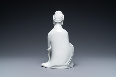 Een Chinese Dehua blanc de Chine figuur van Guanyin op houten sokkel, 19/20e eeuw