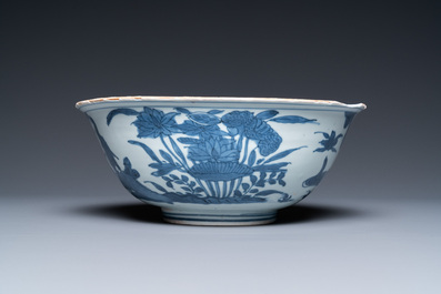 Un bol en porcelaine de Chine en bleu et blanc &agrave; d&eacute;cor de grues, Ming
