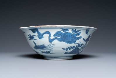 Un bol en porcelaine de Chine en bleu et blanc &agrave; d&eacute;cor de grues, Ming