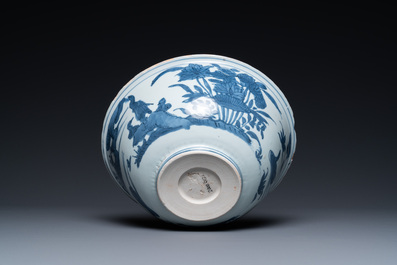 Un bol en porcelaine de Chine en bleu et blanc &agrave; d&eacute;cor de grues, Ming