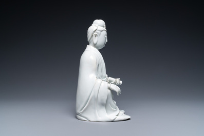 Een Chinese Dehua blanc de Chine figuur van Guanyin op houten sokkel, 19/20e eeuw