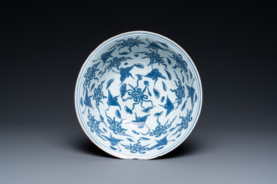 Un bol en porcelaine de Chine en bleu et blanc &agrave; d&eacute;cor de grues, Ming