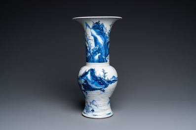Un vase de forme 'yenyen' en porcelaine de Chine en bleu et blanc, Kangxi