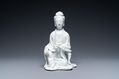 Een Chinese Dehua blanc de Chine figuur van Guanyin op houten sokkel, 19/20e eeuw