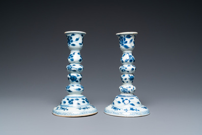 Een paar Chinese blauw-witte kandelaars, Kangxi