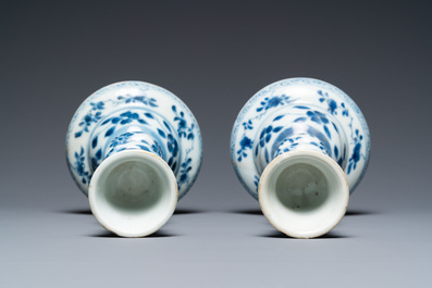 Een paar Chinese blauw-witte kandelaars, Kangxi