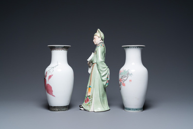 A Chinese famille rose figure and two vases, 20th C.