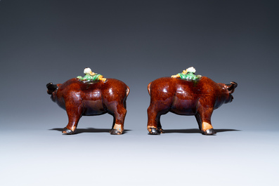 Une paire de groupes figurant des gar&ccedil;ons sur un buffle en biscuit &eacute;maill&eacute; vert, Kangxi