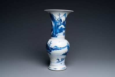 Un vase de forme 'yenyen' en porcelaine de Chine en bleu et blanc, Kangxi