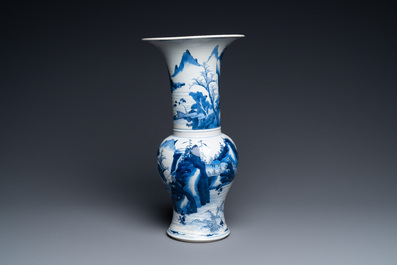 Un vase de forme 'yenyen' en porcelaine de Chine en bleu et blanc, Kangxi
