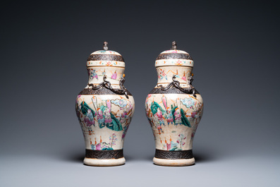 Deux vases couverts en porcelaine de Chine dite 'de Nankin', marque de Chenghua, 19&egrave;me