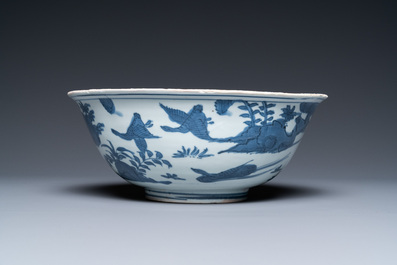 Un bol en porcelaine de Chine en bleu et blanc &agrave; d&eacute;cor de grues, Ming
