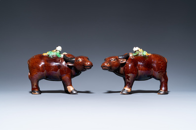 Une paire de groupes figurant des gar&ccedil;ons sur un buffle en biscuit &eacute;maill&eacute; vert, Kangxi
