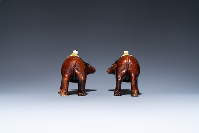 Une paire de groupes figurant des gar&ccedil;ons sur un buffle en biscuit &eacute;maill&eacute; vert, Kangxi