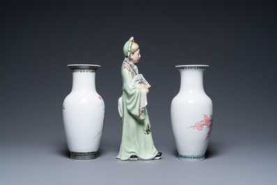 A Chinese famille rose figure and two vases, 20th C.