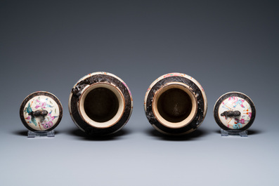 Deux vases couverts en porcelaine de Chine dite 'de Nankin', marque de Chenghua, 19&egrave;me