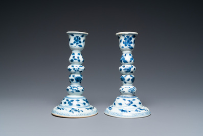 Een paar Chinese blauw-witte kandelaars, Kangxi