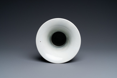 Un vase de forme 'yenyen' en porcelaine de Chine en bleu et blanc, Kangxi