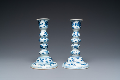 Een paar Chinese blauw-witte kandelaars, Kangxi