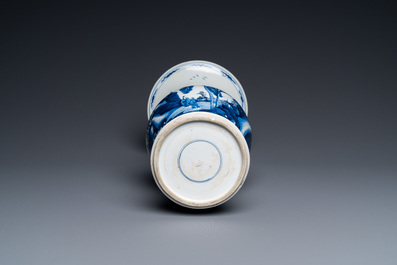 Un vase de forme 'yenyen' en porcelaine de Chine en bleu et blanc, Kangxi