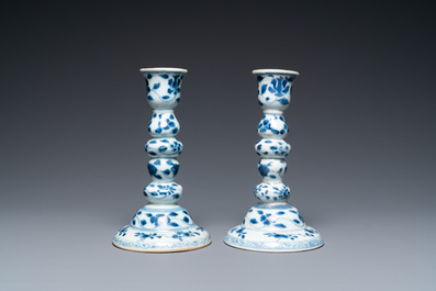Een paar Chinese blauw-witte kandelaars, Kangxi