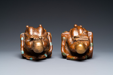 A pair of Chinese partly gilded seated figures, Zeng Long Sheng Zao mark, 20th C.