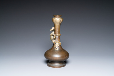 Un vase de type 'hu' en bronze, marque et &eacute;poque de Qianlong
