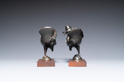 Une paire de br&ucirc;le-parfums en forme de canards mandarins en bronze, Chine, Ming