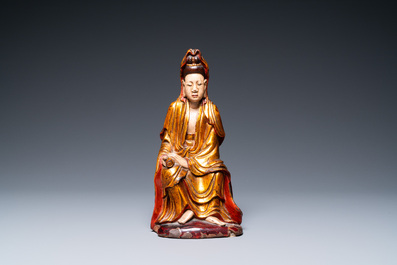 Une figure de Guanyin en bois dor&eacute;, laqu&eacute; et peint, Vietnam, 18/19&egrave;me