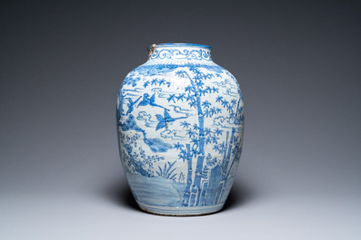 Een grote Chinese blauw-witte 'Drie vrienden van de winter' vaas, Ming