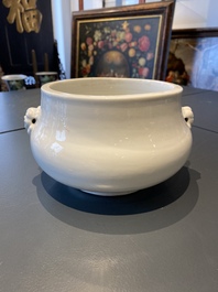 Un br&ucirc;le-parfum en porcelaine blanc de Chine de Dehua, Yongzheng