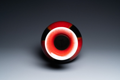 Un vase de forme balustre en porcelaine de Chine &agrave; &eacute;mail flamb&eacute;, 19/20&egrave;me
